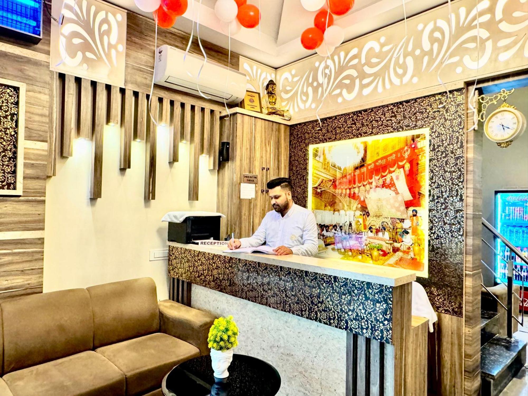 Hotel Heaven View - 50M From Golden Temple Amritsar Bagian luar foto