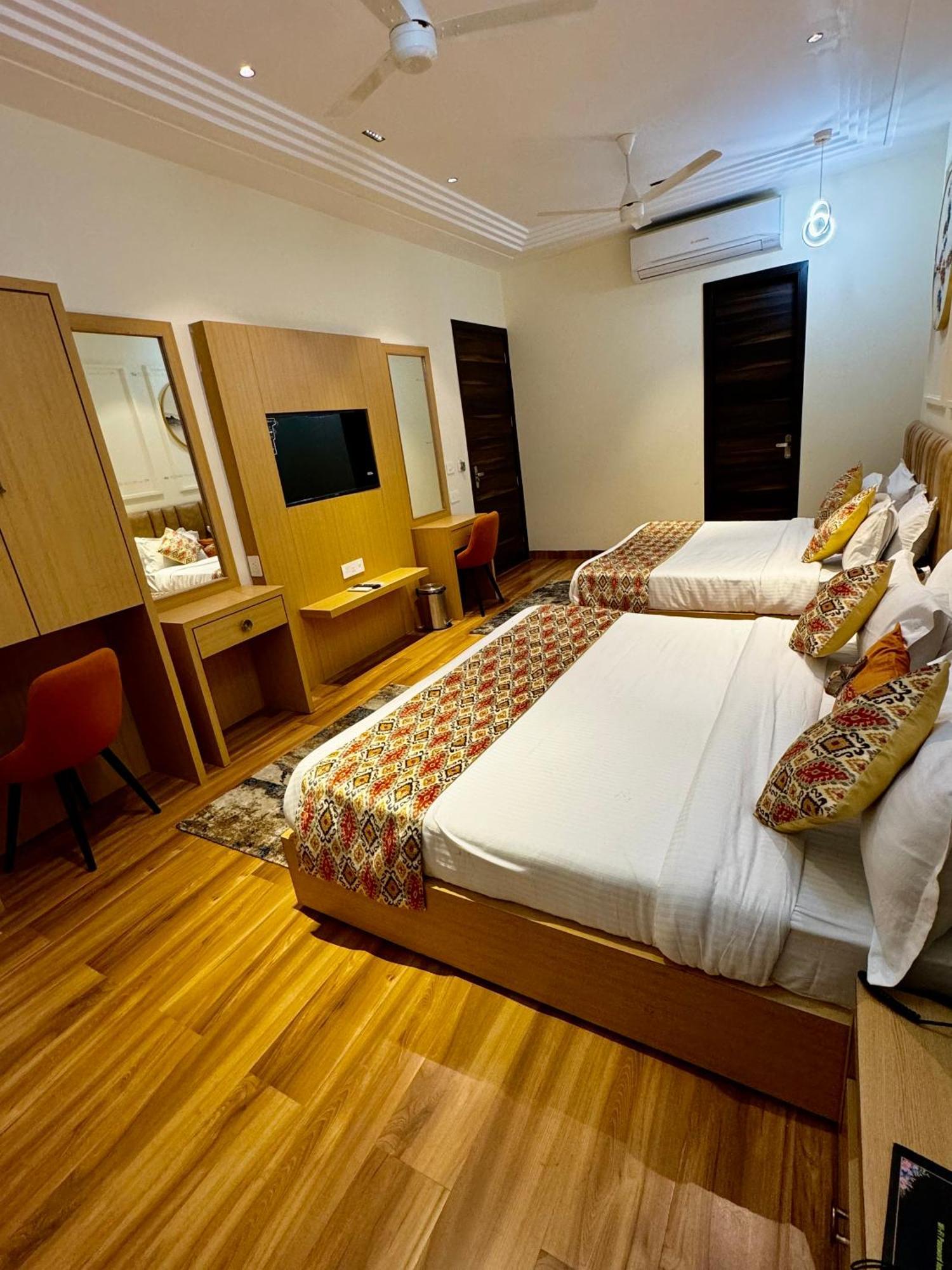 Hotel Heaven View - 50M From Golden Temple Amritsar Bagian luar foto