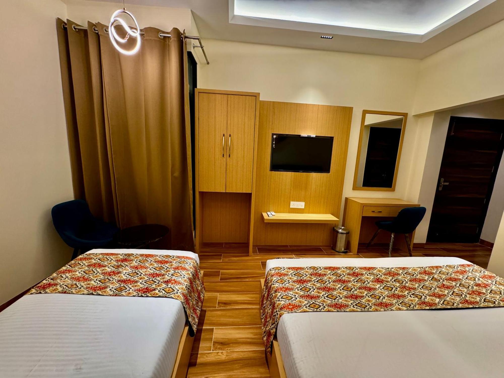 Hotel Heaven View - 50M From Golden Temple Amritsar Bagian luar foto