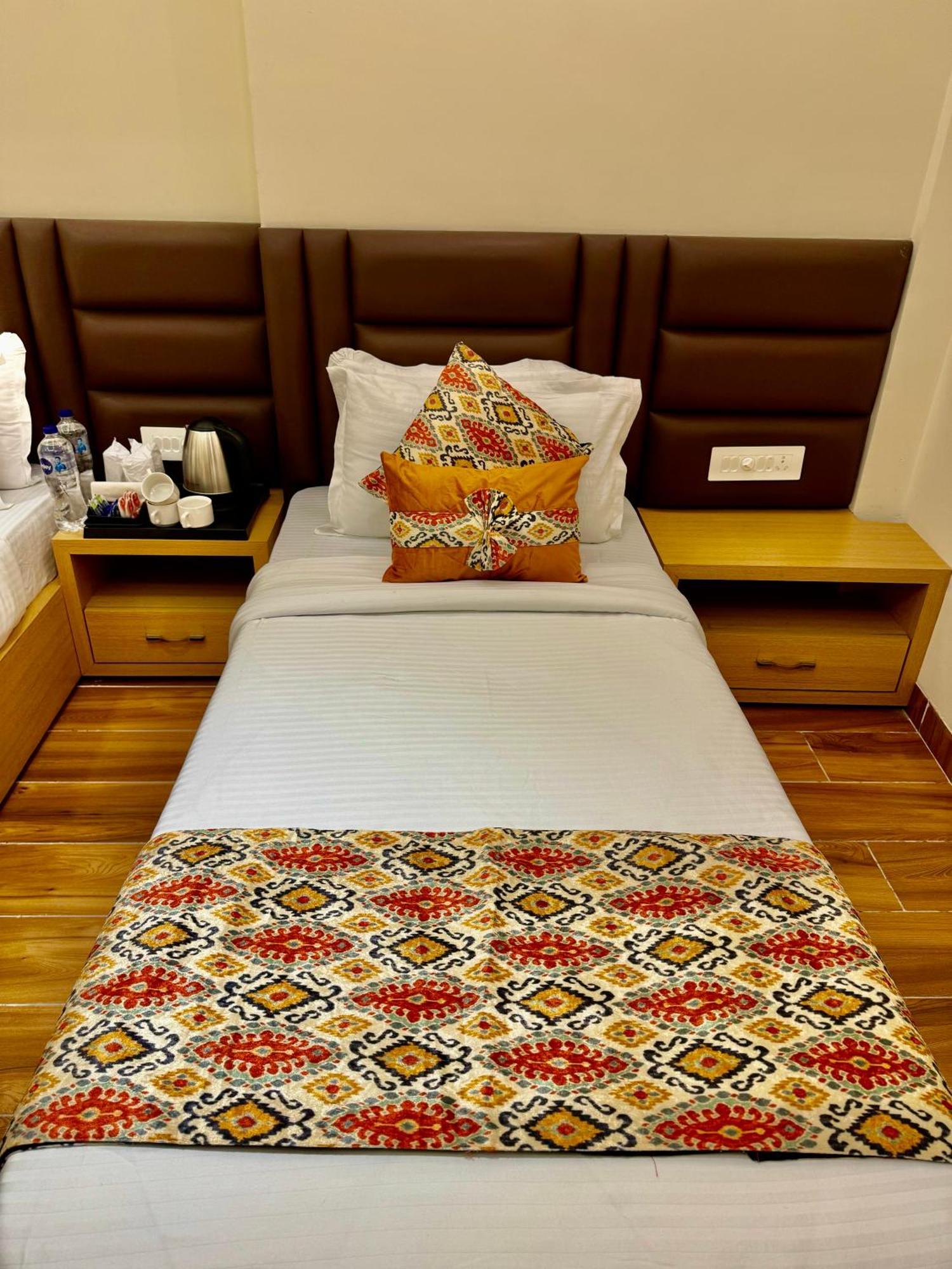 Hotel Heaven View - 50M From Golden Temple Amritsar Bagian luar foto