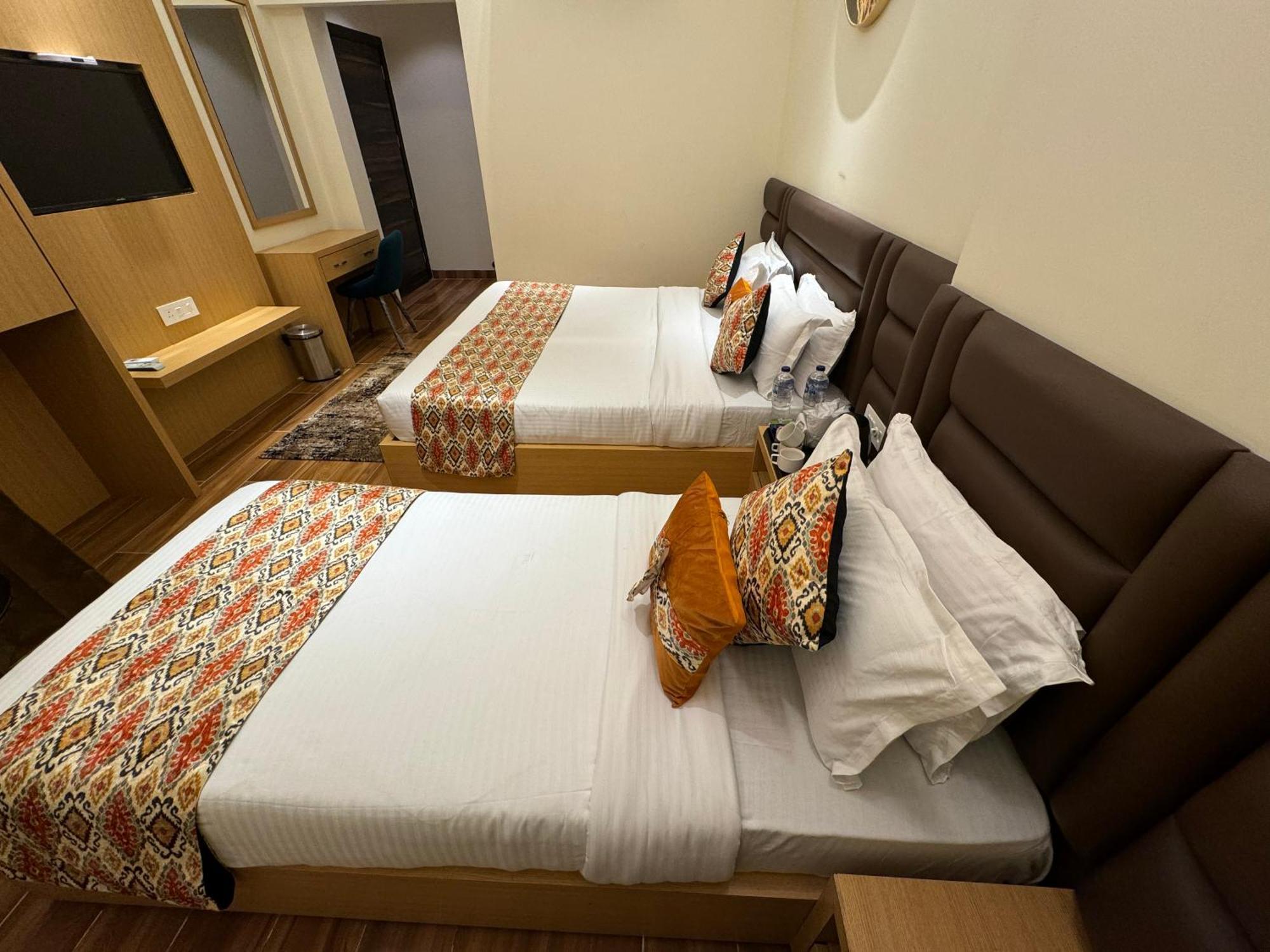 Hotel Heaven View - 50M From Golden Temple Amritsar Bagian luar foto