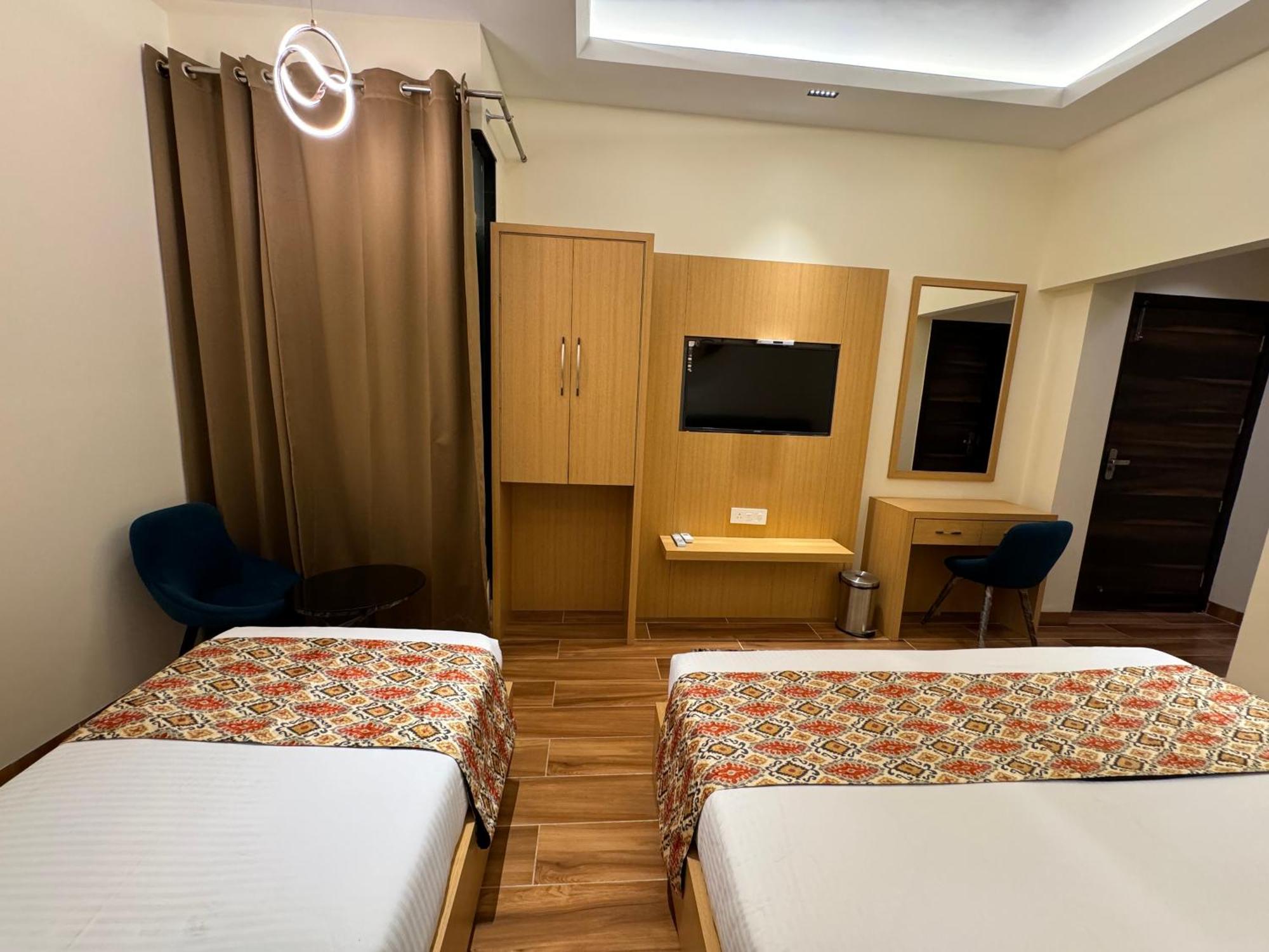 Hotel Heaven View - 50M From Golden Temple Amritsar Bagian luar foto