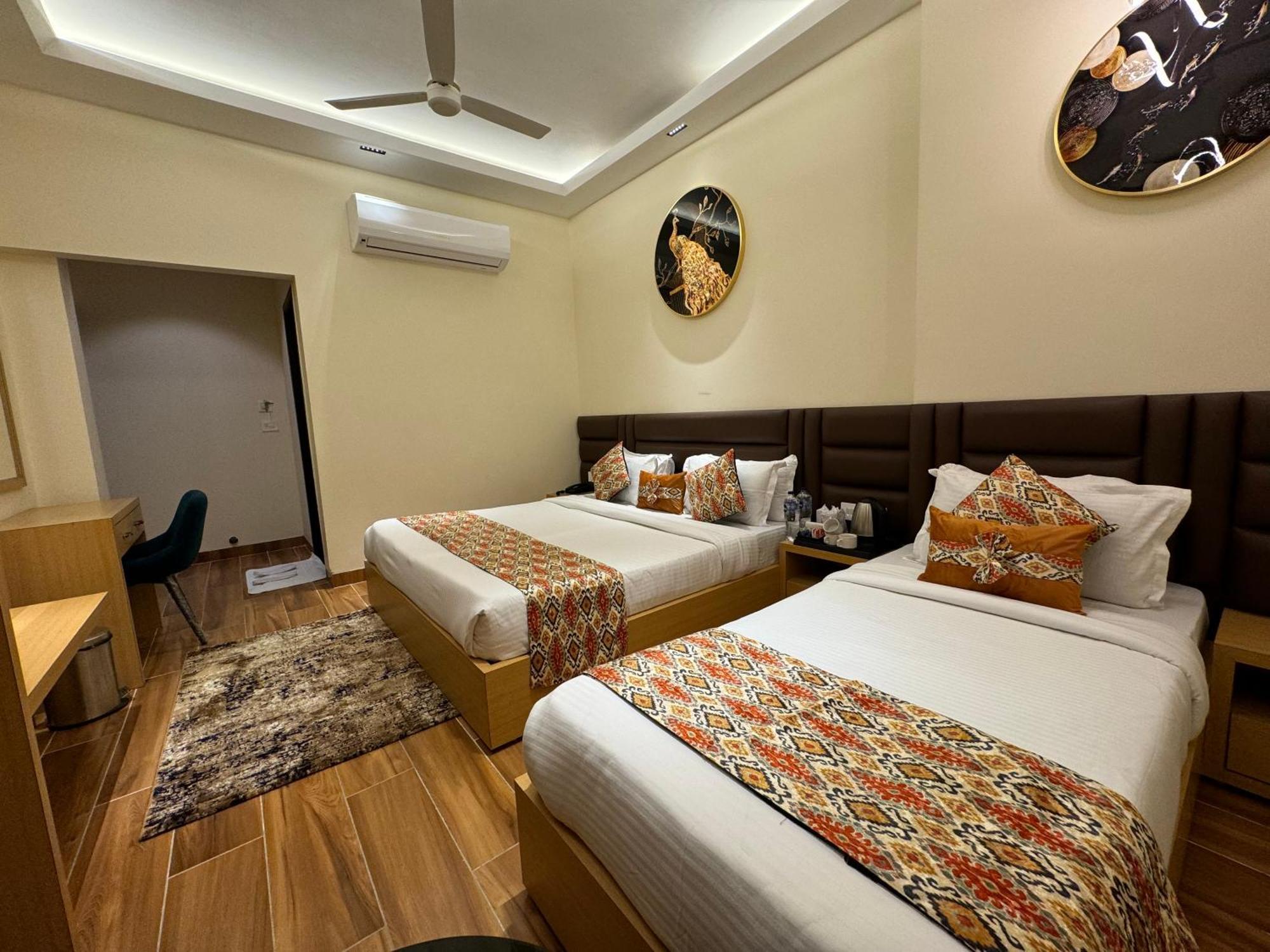 Hotel Heaven View - 50M From Golden Temple Amritsar Bagian luar foto