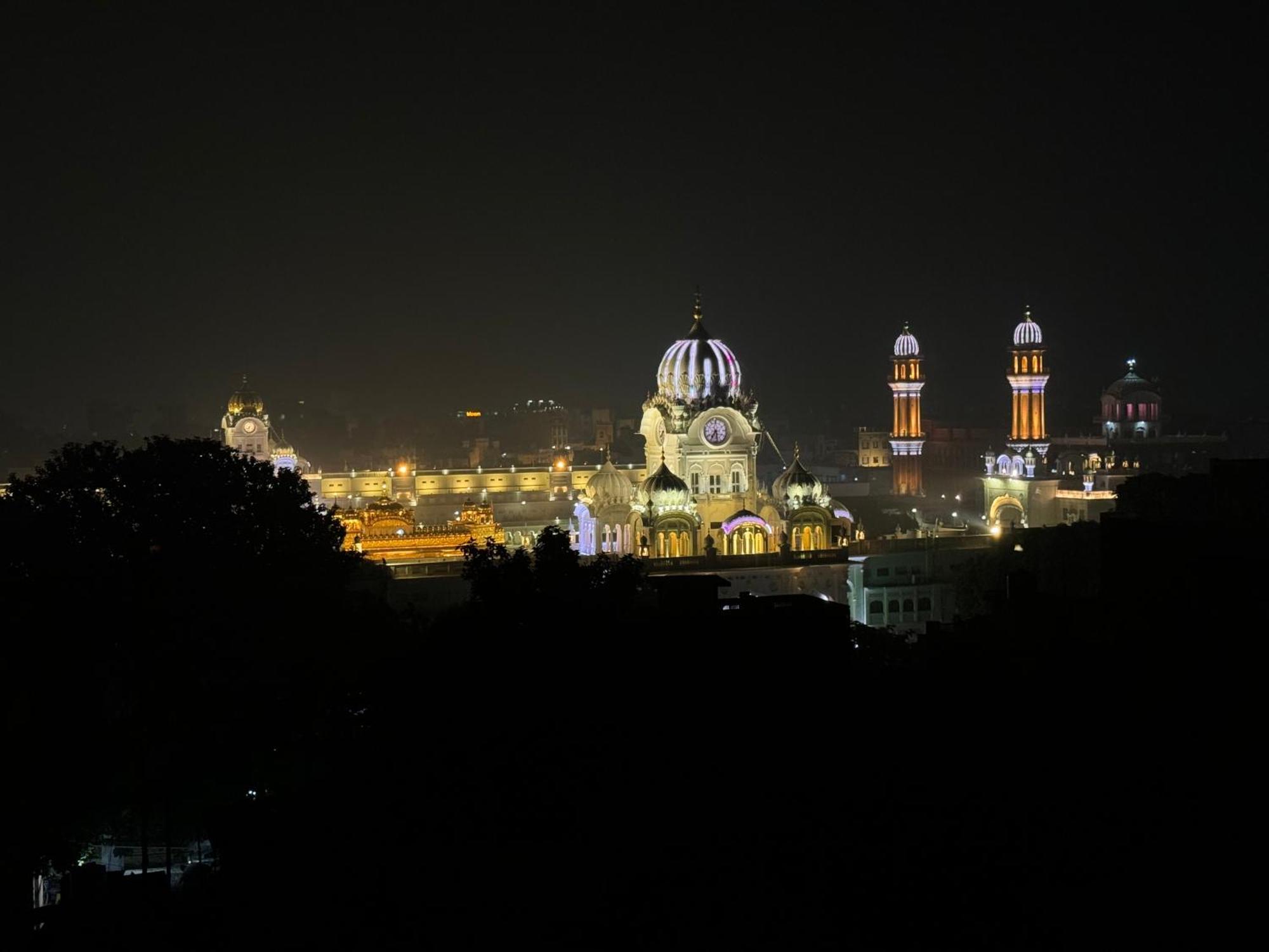 Hotel Heaven View - 50M From Golden Temple Amritsar Bagian luar foto