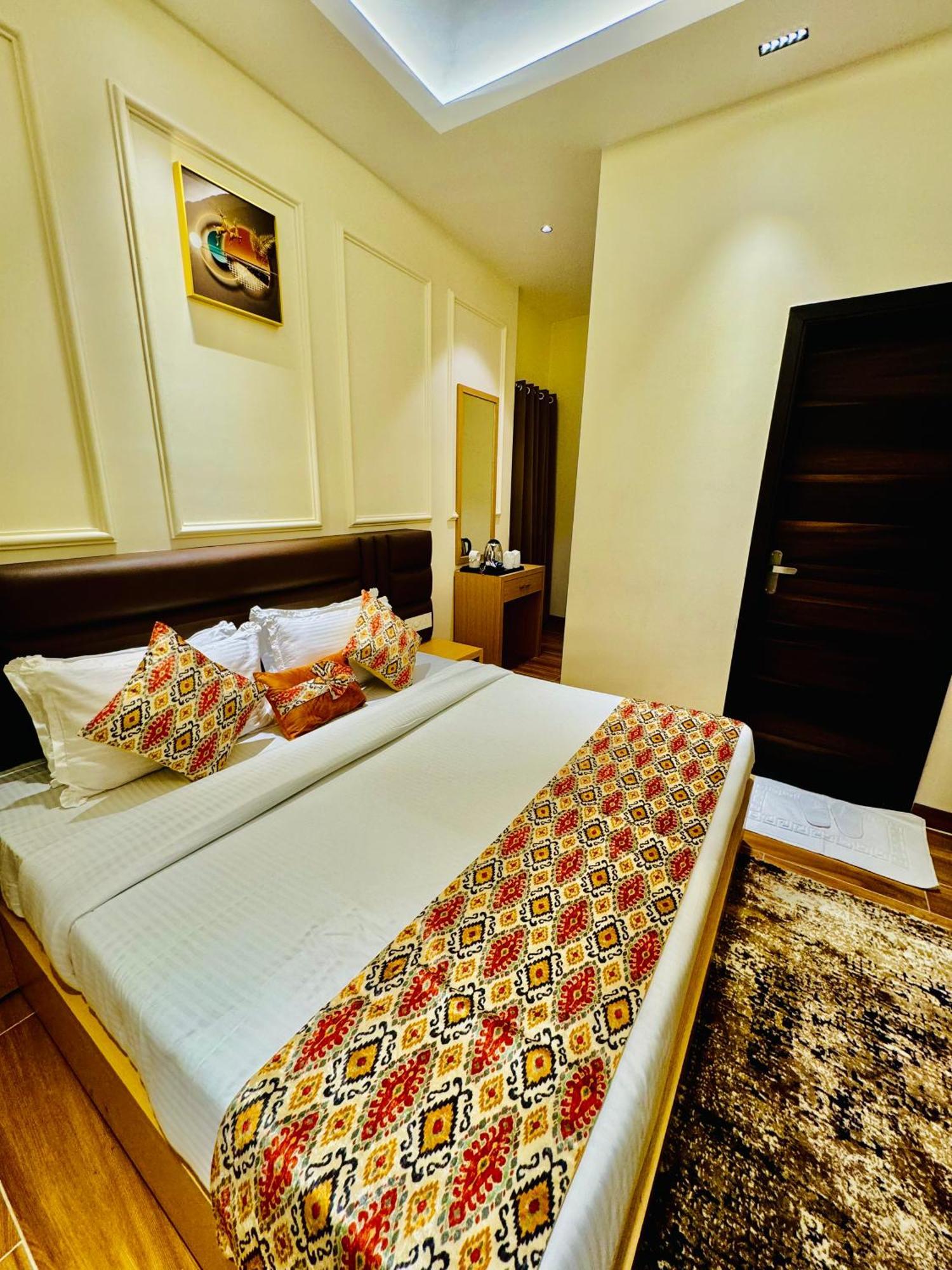 Hotel Heaven View - 50M From Golden Temple Amritsar Bagian luar foto